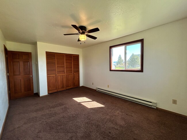 Building Photo - 2 bed, 1 Bath in Hamilton. Includes one ca...
