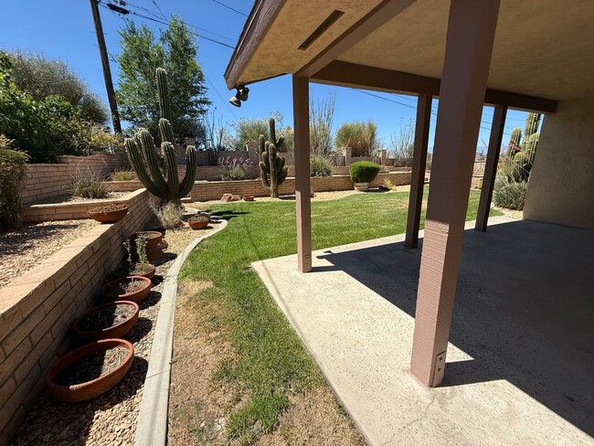 Building Photo - Victorville- Beautiful 3 Bedroom Home in G...