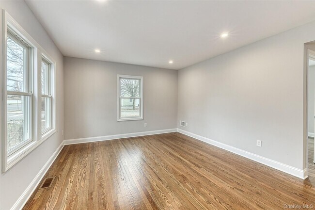 Building Photo - 479 Woodbury Rd