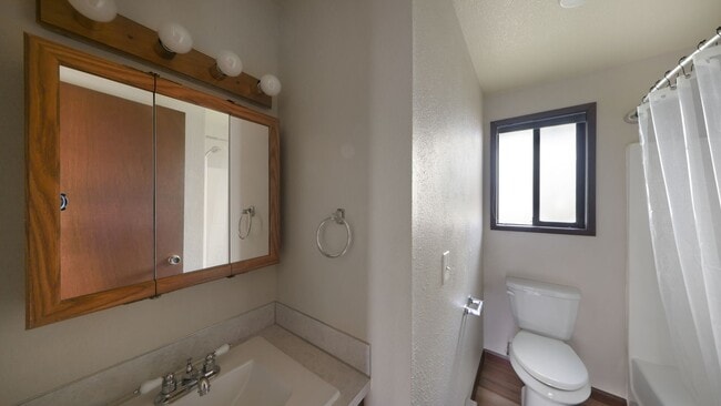 Building Photo - 3 Bed 2.5 Bath - Penn Cove Views - Groups - Pet Friendly - Shed