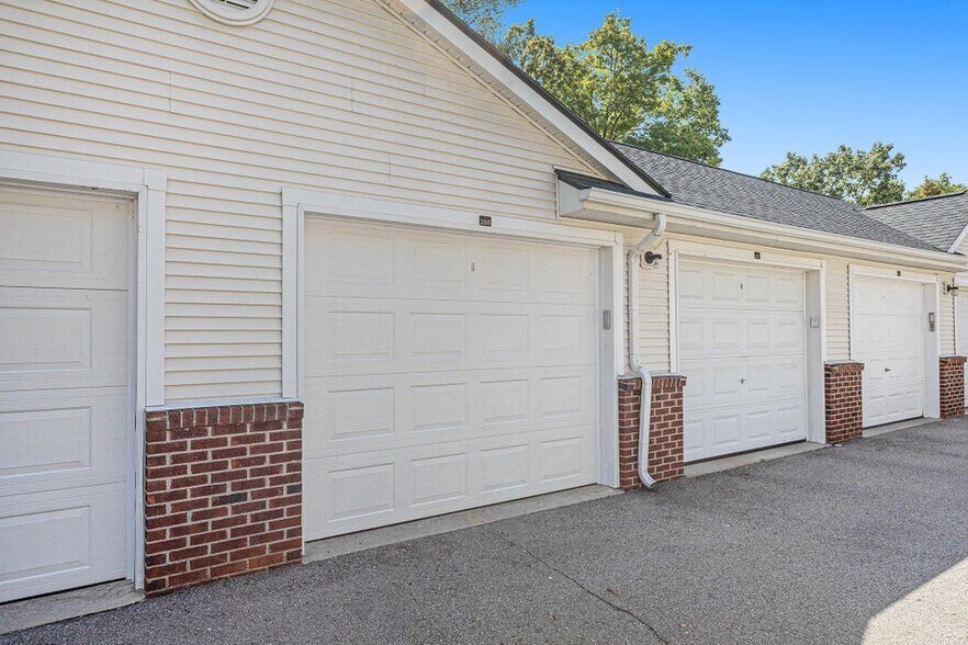 Building Photo - 331 Scio Village Ct