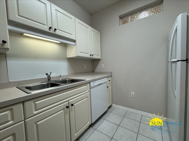 Building Photo - Spacious 2-Bedroom Condo in The Oaks, Nice...