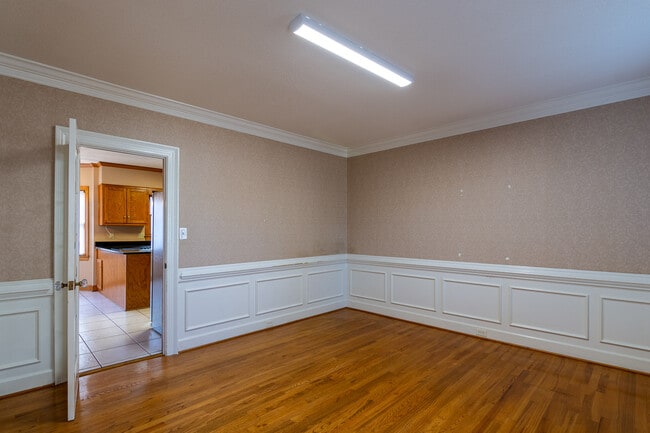 Building Photo - 4135 Knollcrest Cir N