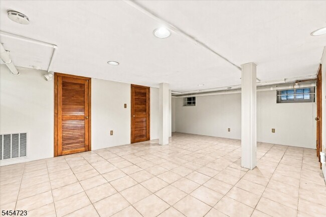 Building Photo - 178 Walnut St