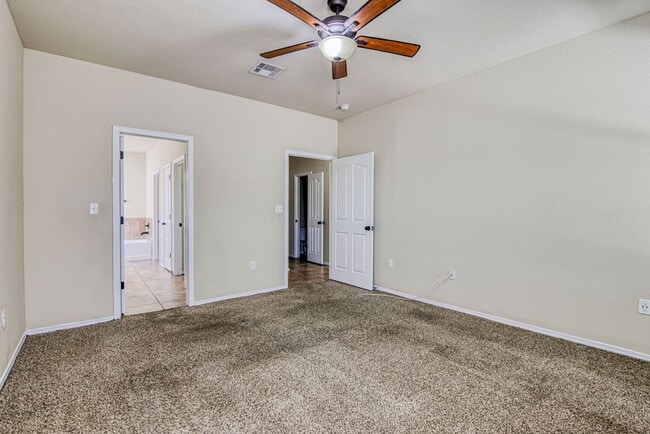 Building Photo - Beautiful East side House 3 bed-2.5 baths in front of Park