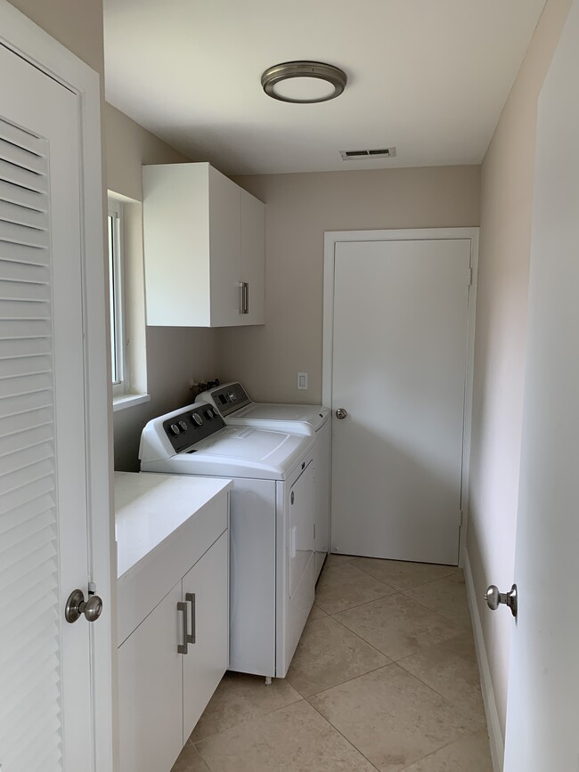 Building Photo - 580 NW 13th Dr