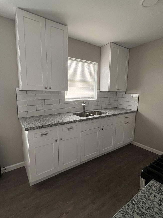 Building Photo - 9745 Long Point Rd