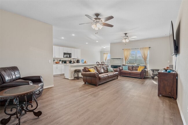 Building Photo - 634 W Fairway Lake Dr