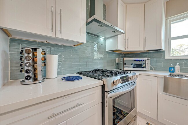 Building Photo - 5330 Hialeah Dr