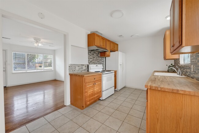 Building Photo - 2007 Antoine Dr