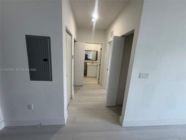 Building Photo - 909 E 24th St