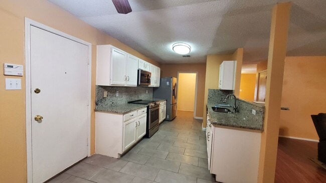 Building Photo - Spacious Four Bedroom