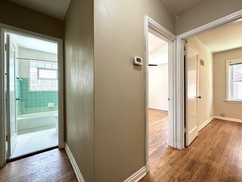 Building Photo - 420 S Hanley Rd