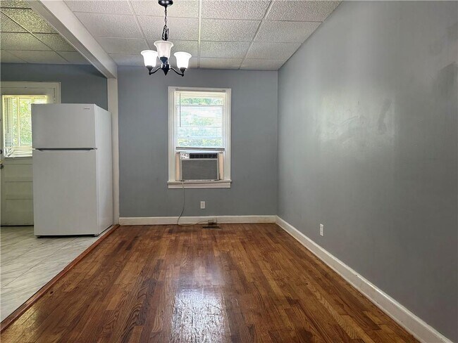 Building Photo - 1540 Burton Ave