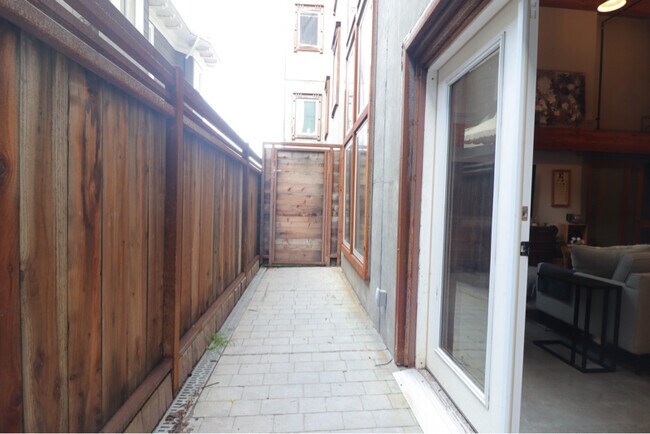 Building Photo - 6105 San Pablo Ave