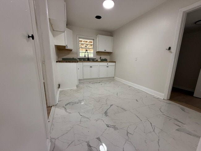 Building Photo - 3979 Thomas Ave