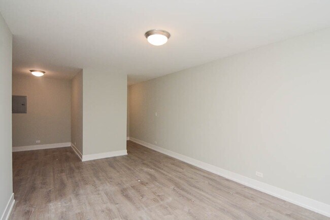 Building Photo - 447 W Surf St