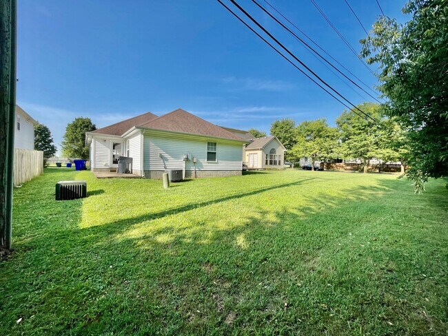 Building Photo - 2029 Drummond Dr