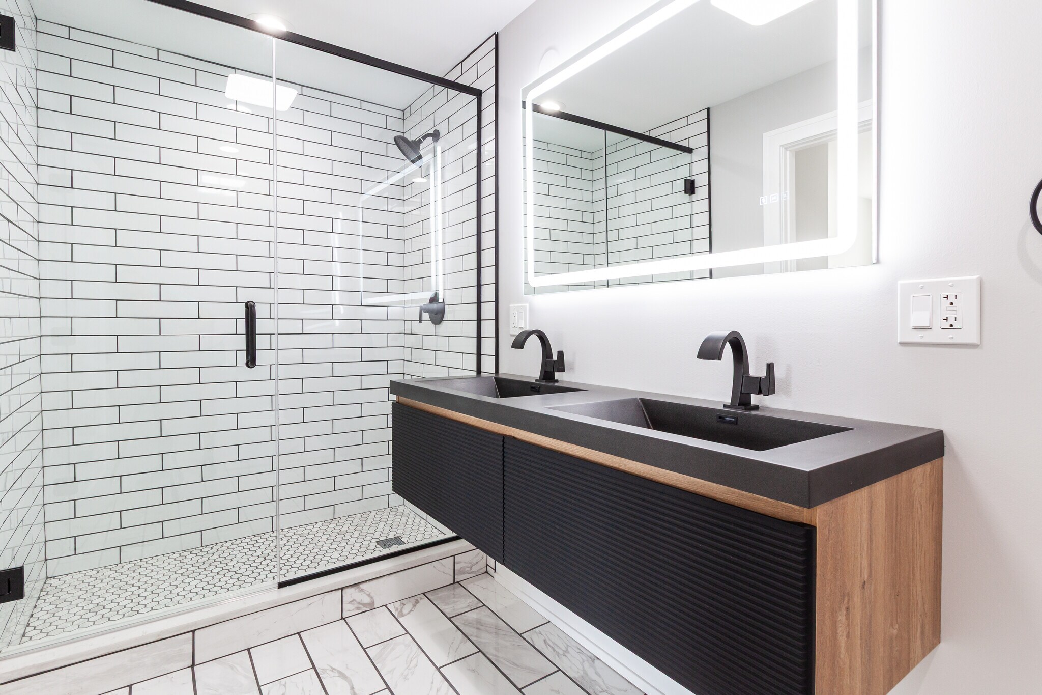 Building Photo - 2641 W Carmen Ave