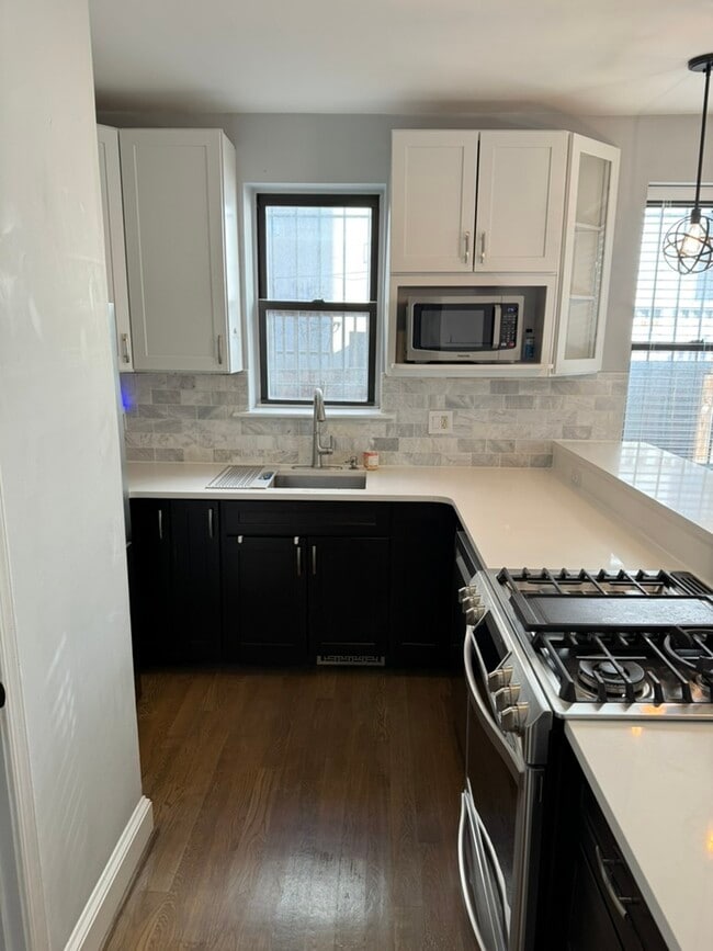 Building Photo - 661 Morris Pl NE