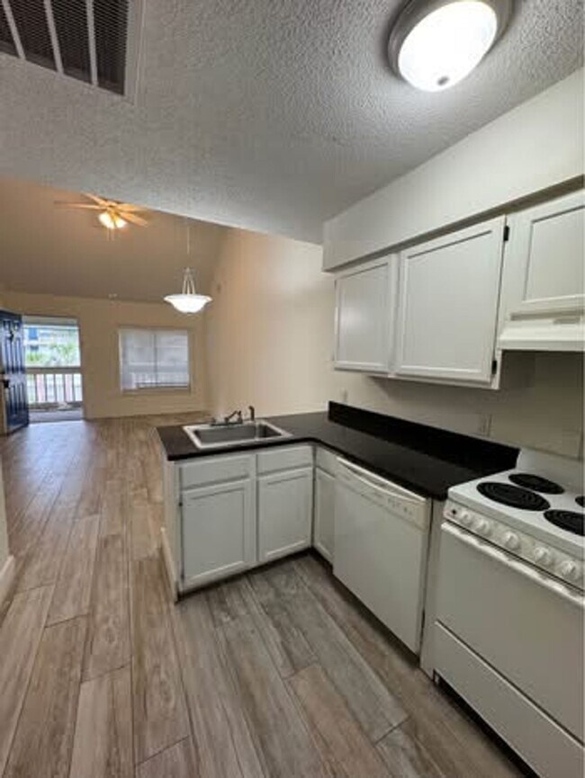 Building Photo - Large One Bedroom Across from the Beach in...
