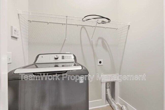 Building Photo - 553 Sound Dr