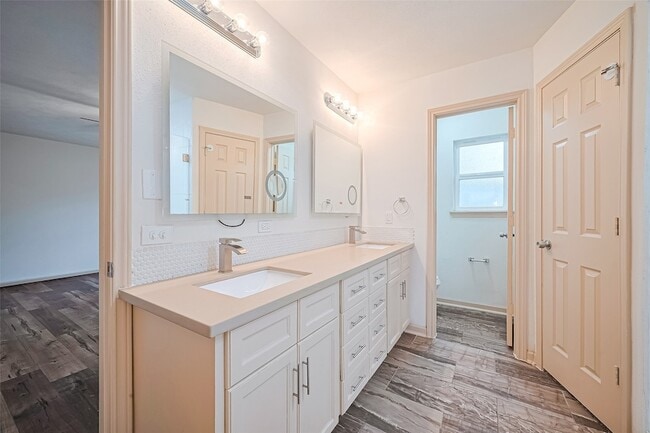 Building Photo - 982 W Donovan St