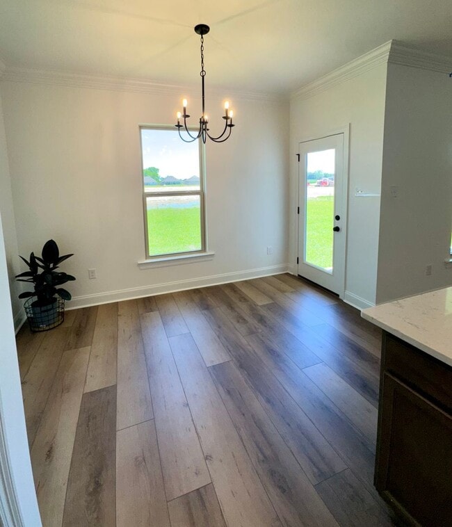 Building Photo - 4 Bed 2 Full baths