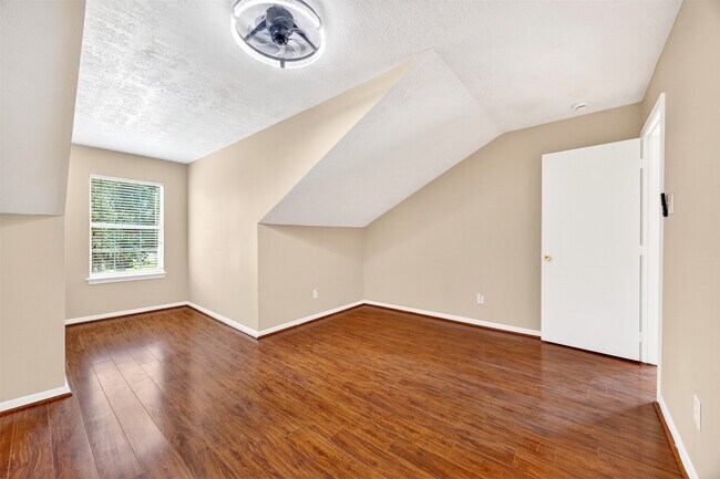 Building Photo - 15014 Middle Oaks Blvd