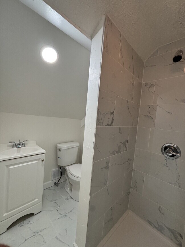 Building Photo - "Spacious 5-Bed Oasis with 2 Baths in Gary...