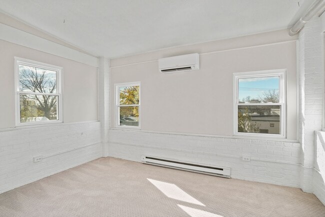 Building Photo - Brentwood Beauty