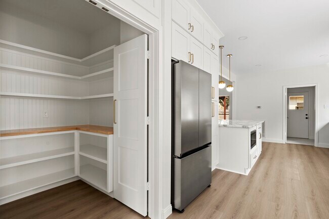 Building Photo - 3223 Country Club Blvd