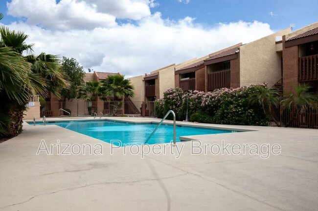 Building Photo - 2121 W Royal Palm Rd
