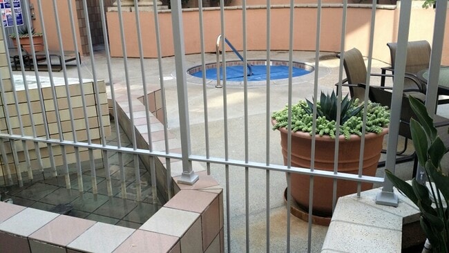 Building Photo - $2595. Marina District upgraded 1bd 1ba with balcony 735 sq ft