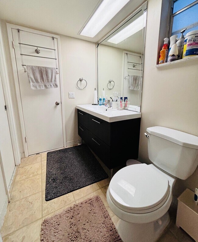 Building Photo - 2900 N Palm Aire Dr