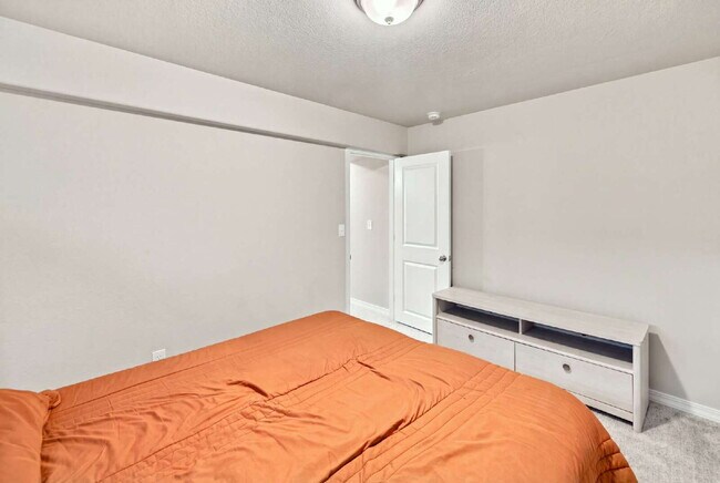 Building Photo - Beautiful 2025-Built 5 Bedroom Home with Finished Walk-Out Basement