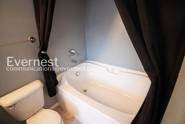 Building Photo - 3 Bed/2.5 Bath Townhome with Garage / Pet-Friendly / Coming Soon!