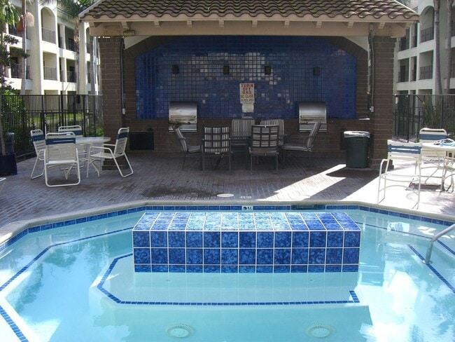 Building Photo - Los Caballeros #526