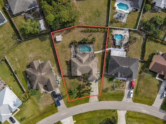 Building Photo - 214 SW Milburn Cir