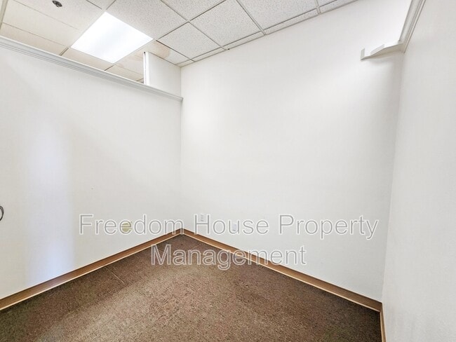 Building Photo - 1231 E Basin Ave