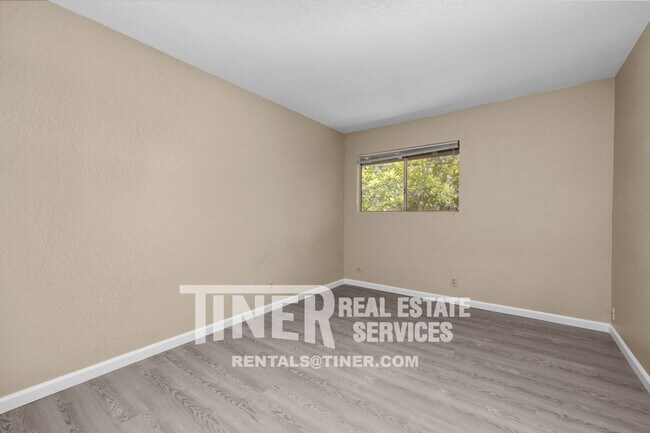 Building Photo - Darling 3 Bedroom Near Downtown - Location...