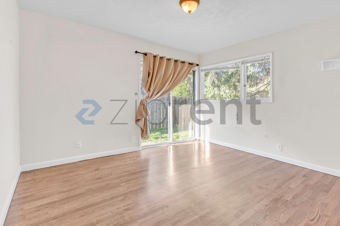 Building Photo - 9720 SW Frewing St