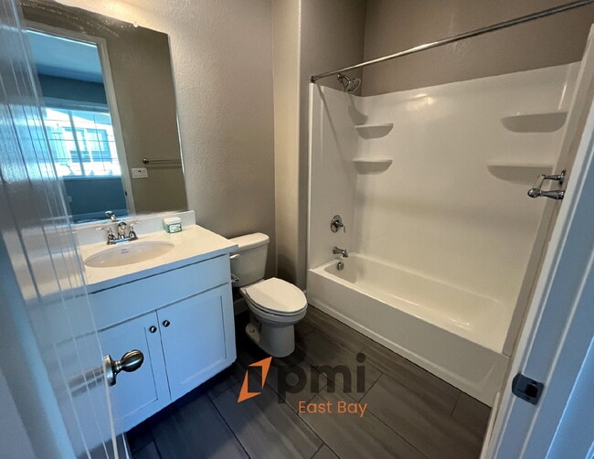 Building Photo - Contemporary Modern 3Bd Townhome in Muir H...