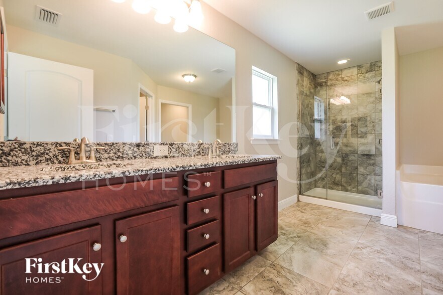 Building Photo - 282 Franca St