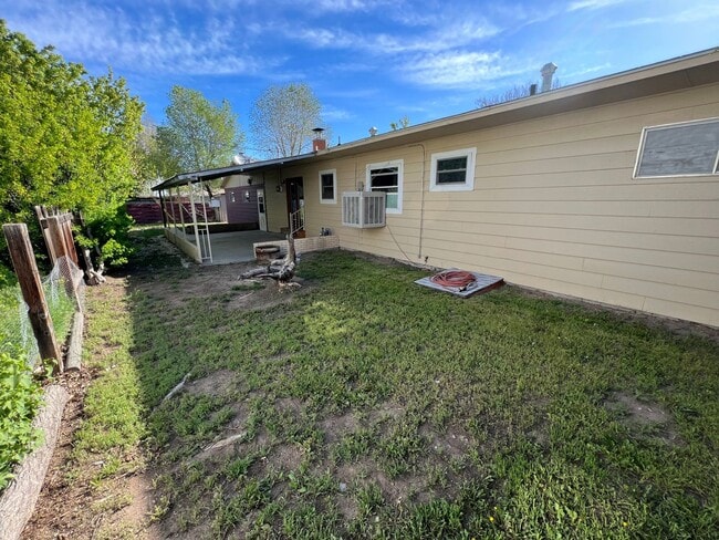 Building Photo - 3 Bed 2 Bath House with Attached 2 Car Garage & Trailer Parking