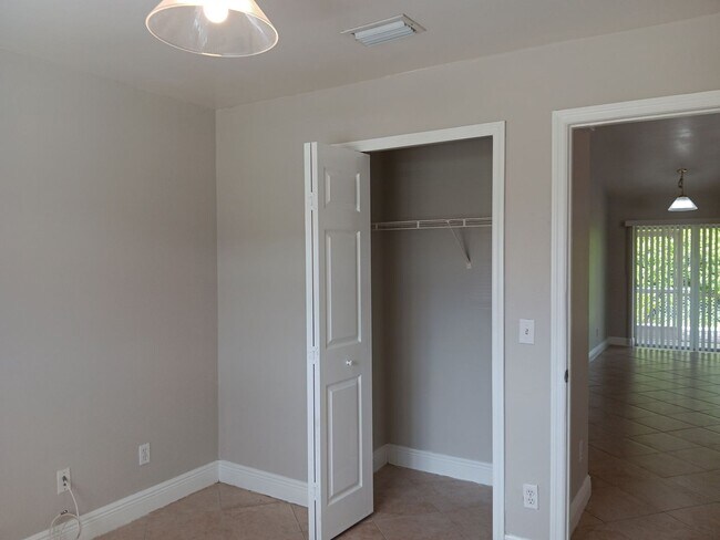 Building Photo - 3 Bedroom 2 Bath Duplex