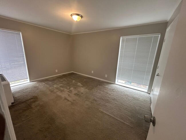 Building Photo - NEWLY AVAILABLE - RENOVATED 3 BR UNIT IN T...