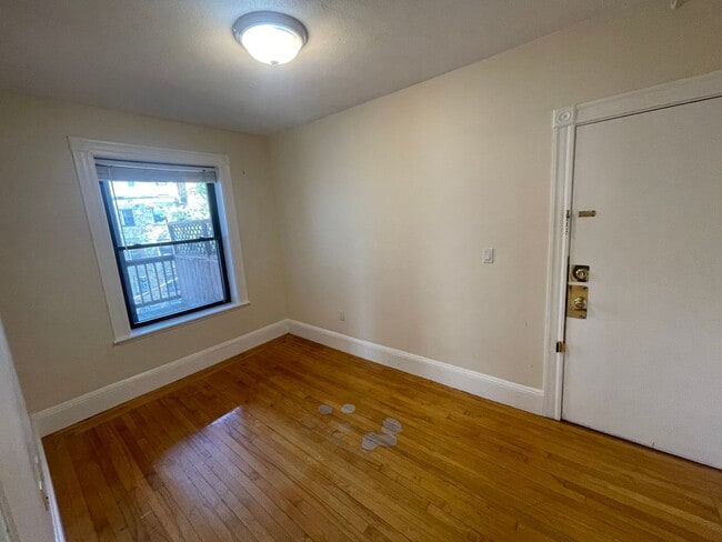 Building Photo - Charming 3 Bedroom-No Broker Fee