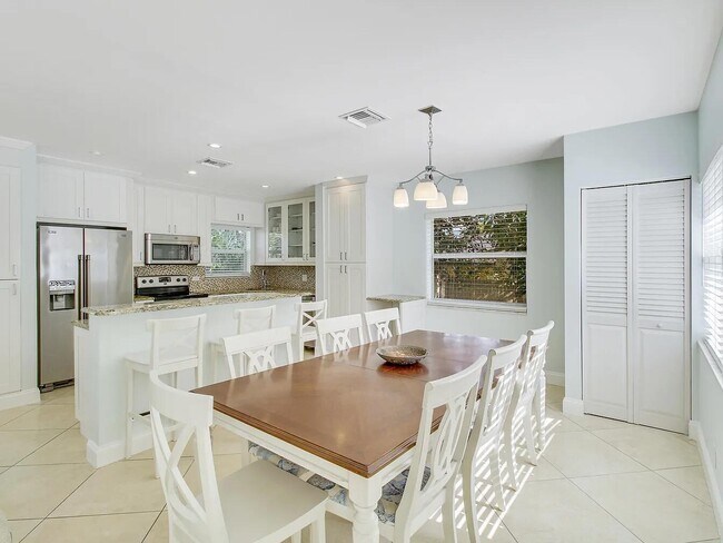 Building Photo - 1310 Manor Dr