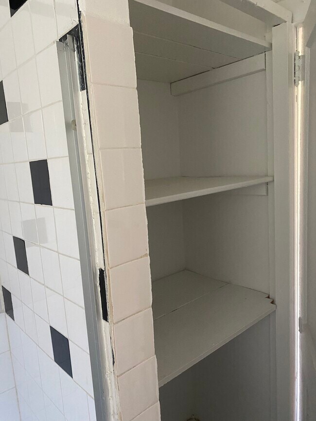 Building Photo - 110 Chauncey Ave